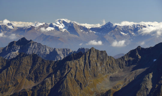 Faszinierende Hochalpen: Gipfelaussicht bis hin zu Olperer und Schrammacher. © Mark Zahel