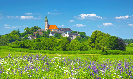 Andechs in voller Blütenpracht (AdobeStock)